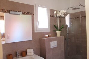 Familienvilla, 3 Schlafzimmer | Dusche im Bad