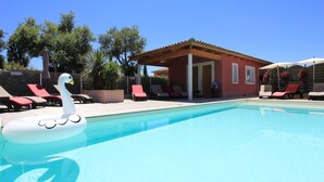 A swimming pool with lounge chairs and a swan float. - Résidence Cala Corsa (Lecci)