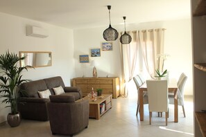 Villa Familiale, 3 chambres | Salle de séjour | Télévision à écran plat de 110 cm avec chaînes par câble, télévision