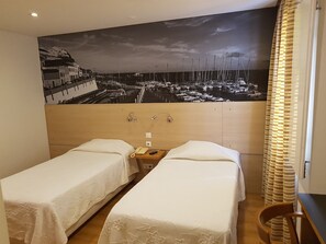 Escritorio, cortinas blackout y sistema de insonorización