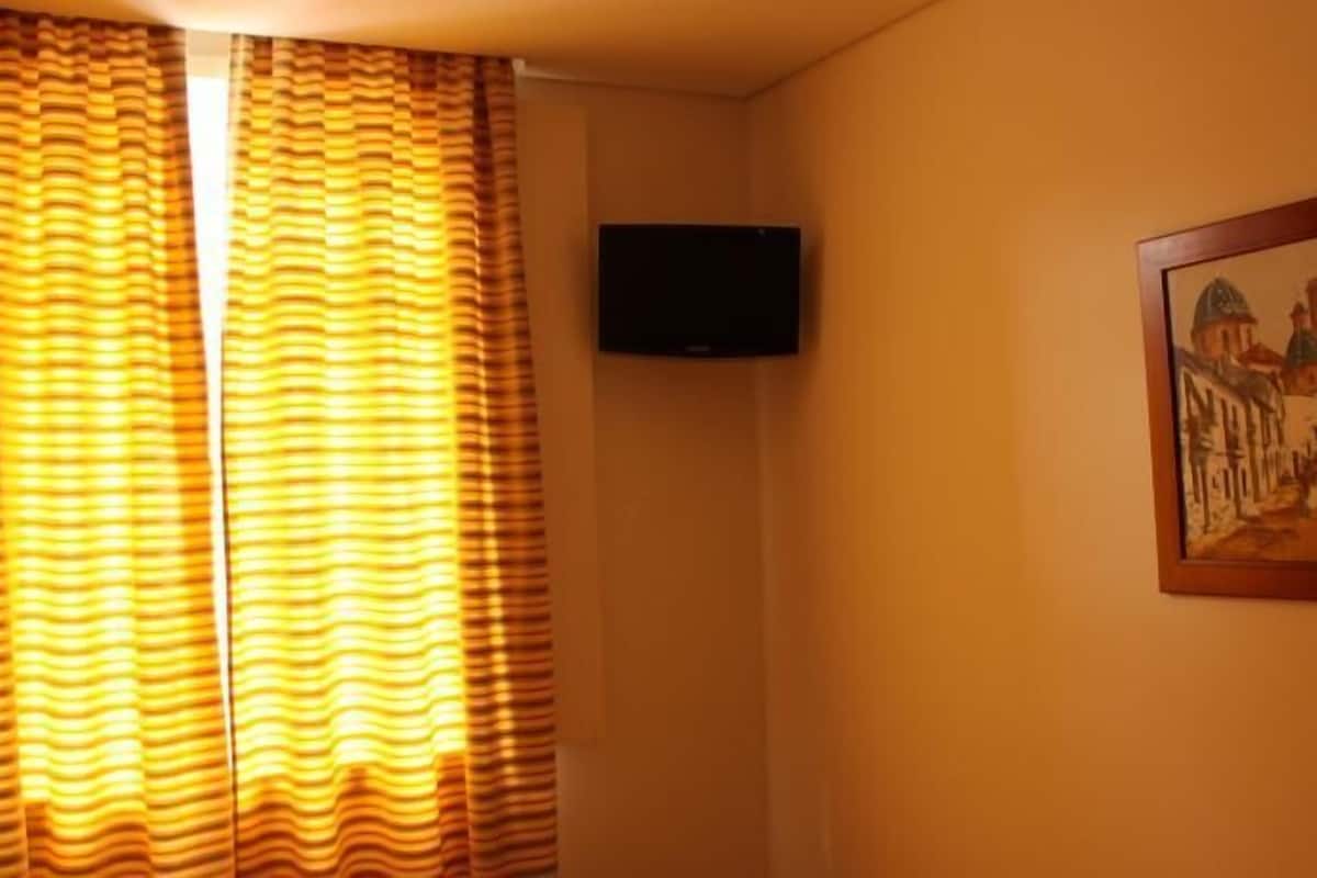 Escritorio, cortinas blackout, insonorización y cunas gratuitas