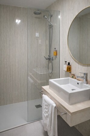 Single Room | Bathroom | Deep soaking tub, free toiletries, hair dryer, towels - Hotel Zenite (Angra do Heroismo)