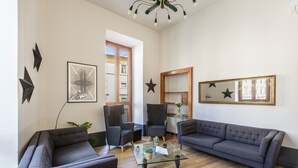 Una sala moderna con dos sofás, una mesa de centro y una estantería.