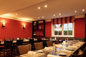 Café da manhã, almoço e jantar; culinária alemã