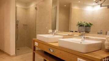 Dusche, kostenlose Toilettenartikel, Haartrockner, HandtĂŒcher