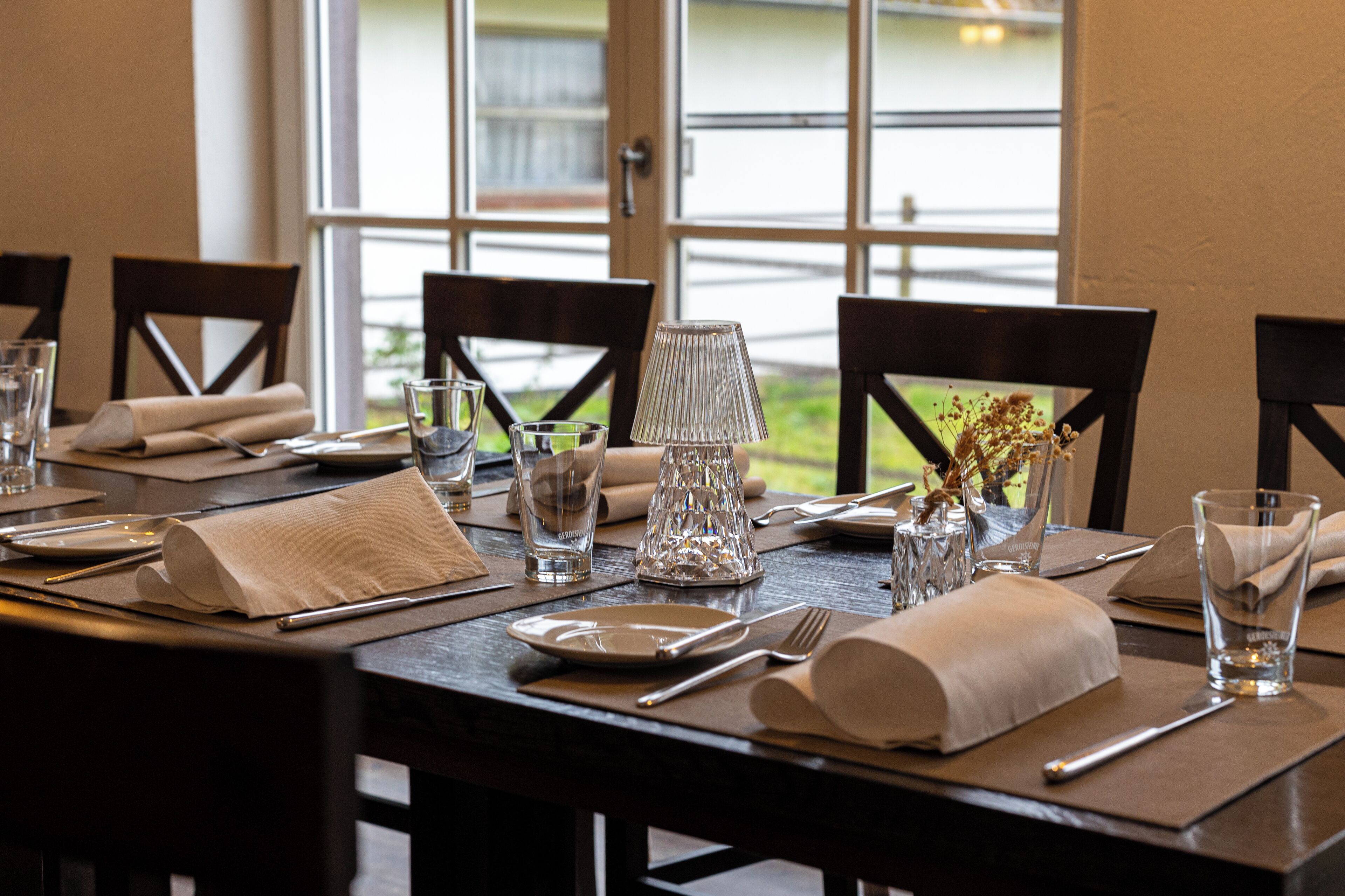 朝食、ランチ、ディナーに営業 (ドイツ料理)