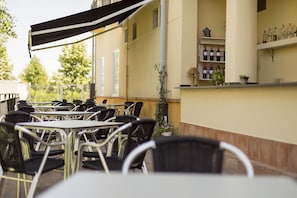 Terrace/patio - Pradaria Asador y Alojamiento (Arcas del Villar)