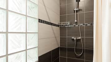 Deluxe studio, 1 queensize bed | Badkamer met douche