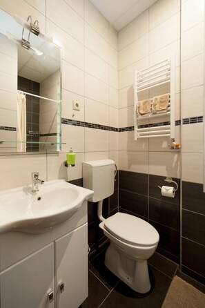 Bathroom - Budapest Holidays Apartments (Budapest)