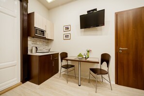 Deluxe Studio, 1 Queen Bed | Private kitchenette | Fridge, microwave, stovetop, electric kettle - Budapest Holidays Apartments (Budapest)