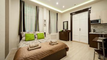 Deluxe studio, 1 queensize bed | Geluiddichte muren, een strijkplank/strijkijzer, gratis wifi