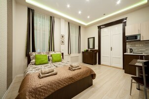 Deluxe Studio, 1 Queen Bed | Desk, soundproofing, iron/ironing board, free WiFi