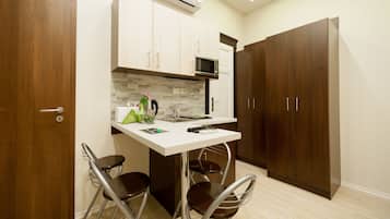 Deluxe studio, 1 queensize bed | Privékitchenette | Een koelkast, een magnetron, een kookplaat, een waterkoker