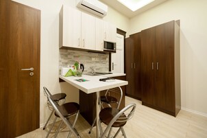 Deluxe Studio, 1 Queen Bed | Private kitchenette | Fridge, microwave, stovetop, electric kettle