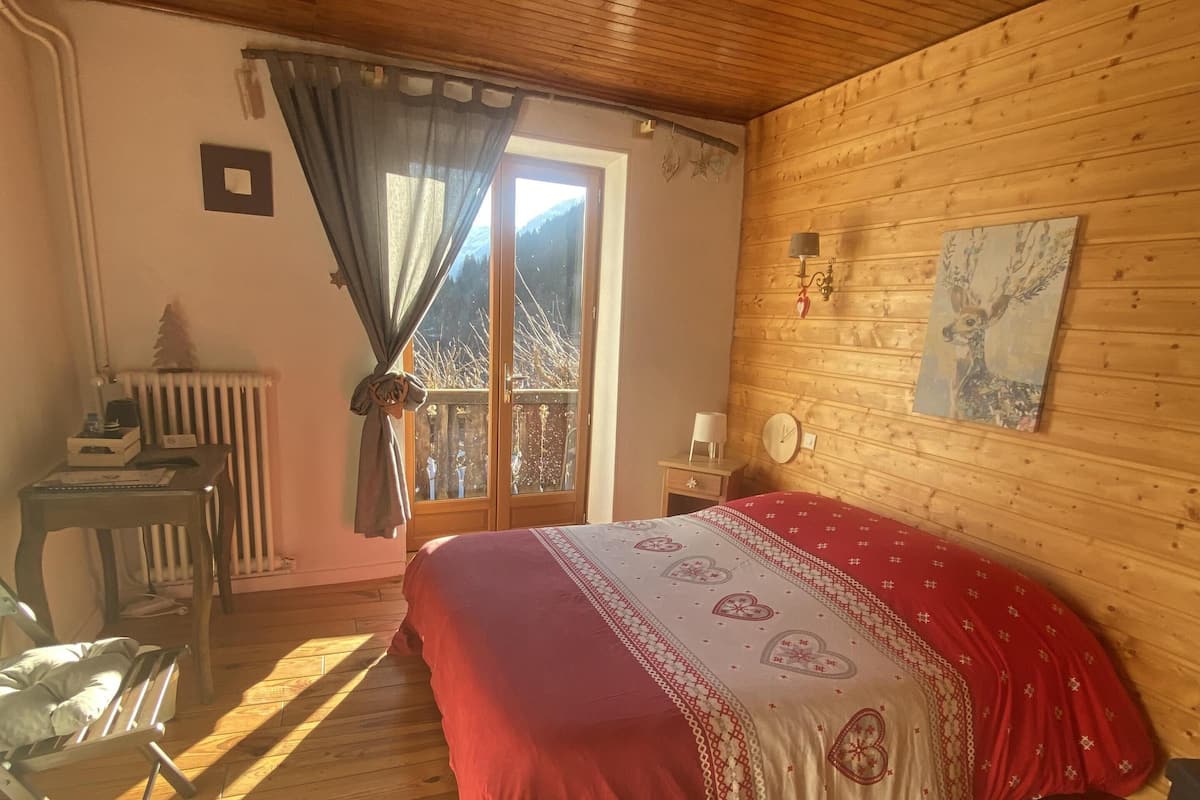 Chambre Double Confort, salle de bains attenante, vue montagne (7-8-9)