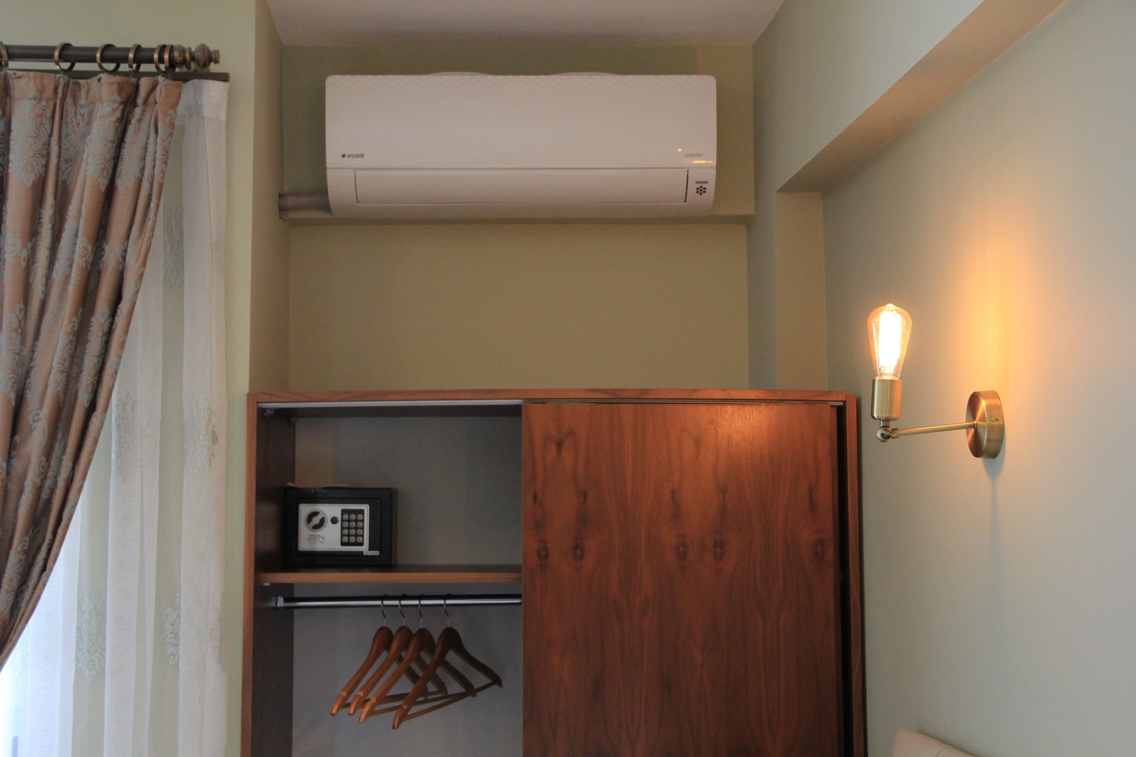 deluxe triple room, partial sea view | 1 bedroom, in-room safe, soundproofing, free cots/infant beds