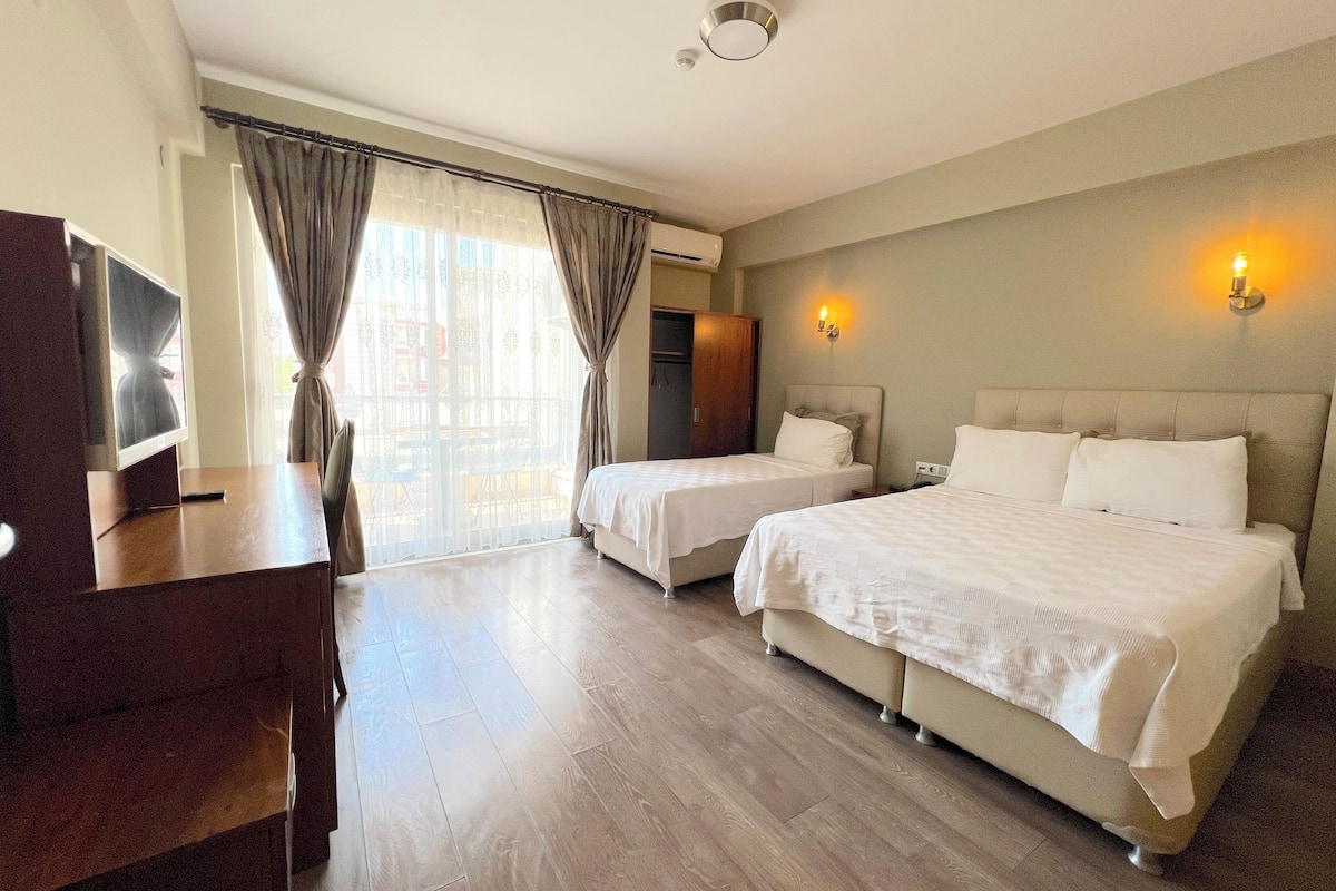 Quarto triplo luxo, vista parcial para o mar | 1 quarto, cofres nos quartos, quartos à prova de som, berços grátis