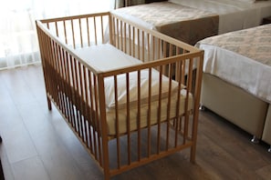 Habitación triple Deluxe, vistas parciales al mar | 1 dormitorio, caja fuerte, sistema de insonorización y cunas gratuitas