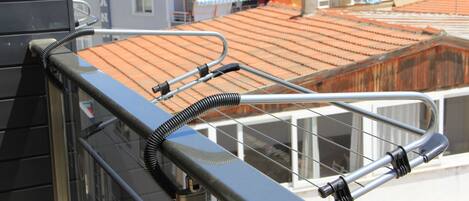 Habitación triple Deluxe, vistas parciales al mar | Terraza o patio