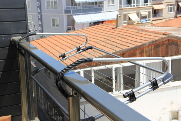 Habitación triple Deluxe, vista parcial al mar | Terraza o patio