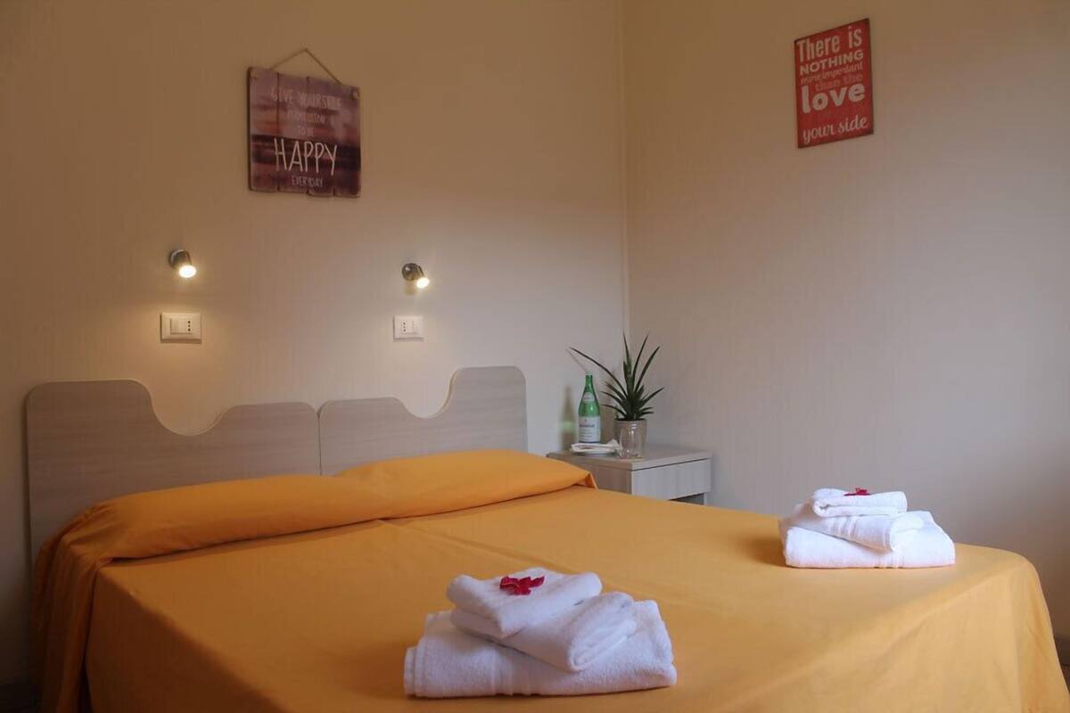 Comfort-Doppel- oder -Zweibettzimmer | Schreibtisch, Verdunkelungsvorhänge, kostenloses WLAN, Bettwäsche