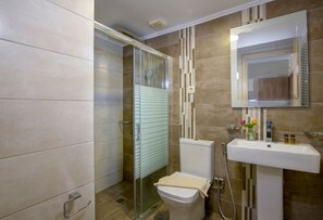 Shower, hydromassage showerhead, hair dryer, slippers - Stoa Suites Chania (Chania)