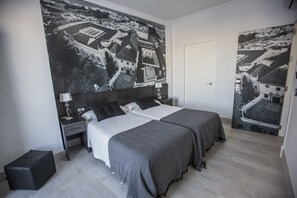 Zweibettzimmer, 2 Einzelbetten | Schallisolierte Zimmer, Bügeleisen/Bügelbrett, kostenlose Babybetten