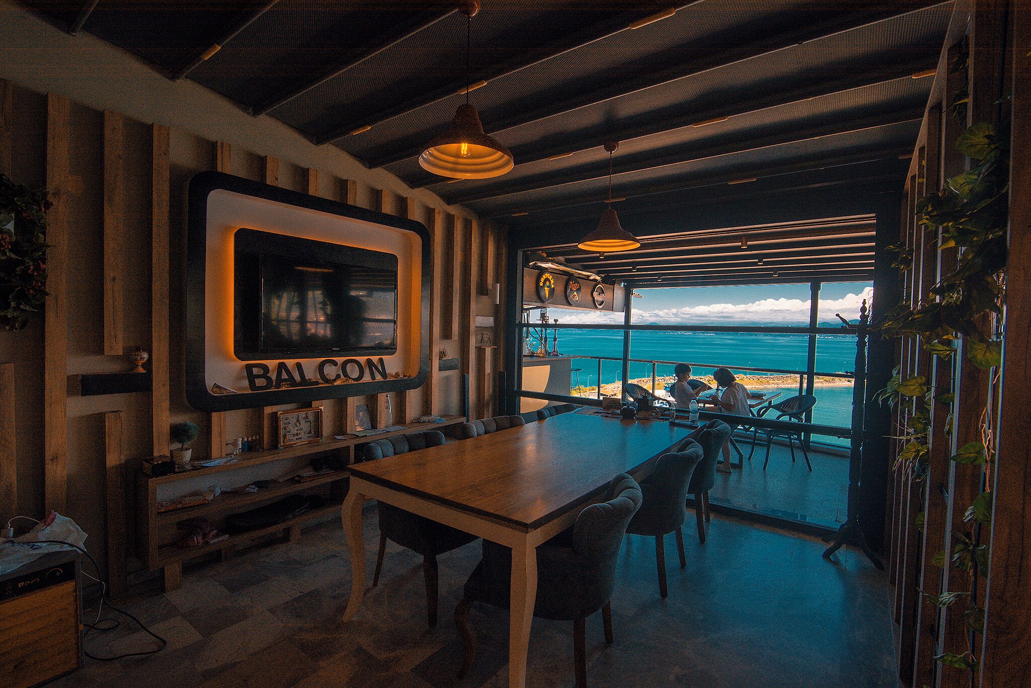 breakfast, lunch and dinner served