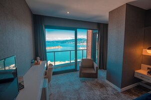 Superior Room, Sea View | 1 bedroom, minibar, in-room safe, desk