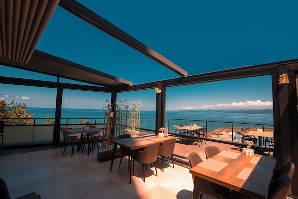 供应早餐、午餐和晚餐