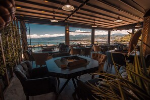 供应早餐、午餐和晚餐