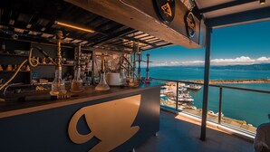 Un bar con vistas al mar y barcos.