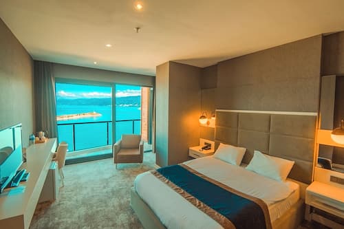 Superior kamer, uitzicht op zee | 1 slaapkamer, een minibar, een kluis op de kamer, een bureau