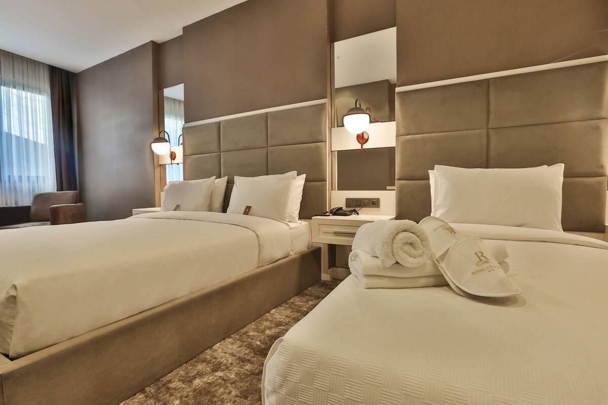 standard triple room | minibar, in-room safe, desk, blackout curtains