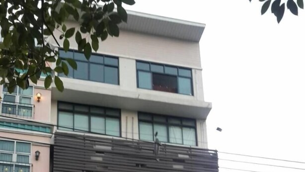 A building with a large billboard advertising 'Sakura Spa'. - De Sky Sukhumvit Ekkamai (Bangkok)