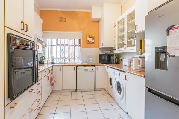 Duplex, 3 Bedrooms | Private kitchen | Fridge, microwave, oven, stovetop