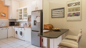 Duplex, 3 Bedrooms | Private kitchen | Fridge, microwave, oven, stovetop