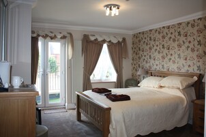 King Size Room with Balcony | Una cassaforte in camera, una scrivania, ferro/asse da stiro, lenzuola