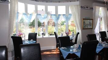 Free daily English breakfast