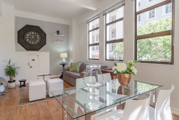 Luxury-Apartment, 1 Schlafzimmer | Essbereich im Zimmer