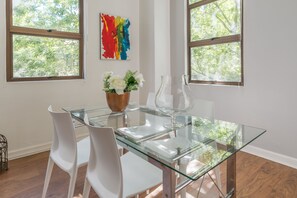Appartement Luxe, 1 chambre | Restauration dans la chambre