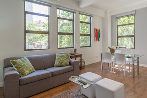 Appartement Luxe, 1 chambre | Salle de séjour | Télévision à écran plat de 32 pouces avec chaînes thématiques