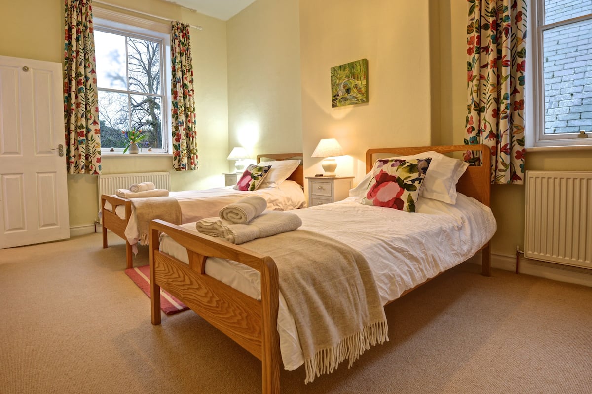 Standard Twin Room With Garden View | Free WiFi, bed sheets