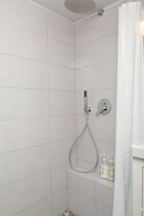 Deluxe Suite, 1 Queen Bed, Ocean View, Sea Facing | Bathroom | Shower, free toiletries, hair dryer, towels