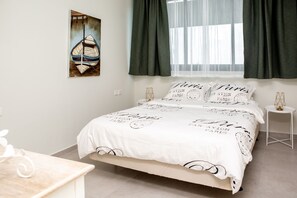 Deluxe-Suite, 1 Queen-Bett, Meerblick, Meerseite | 1 Schlafzimmer, Bettwäsche aus ägyptischer Baumwolle