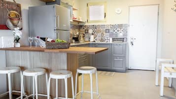 Deluxe Suite, 1 Queen Bed, Ocean View, Sea Facing | Private kitchen | Full-sized fridge, microwave, stovetop, espresso maker