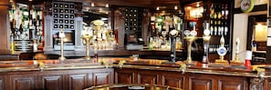 Serves lunch and dinner - Crusoe Hotel (Leven)