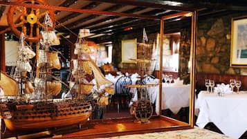 2 restaurants, lunch served