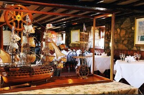 2 restaurantes, se sirve almuerzo