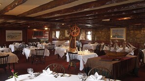 2 restaurants; lunch and dinner served - Crusoe Hotel (Leven)
